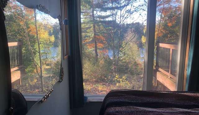 Couple’s Lakehouse Hideaway with hot tub