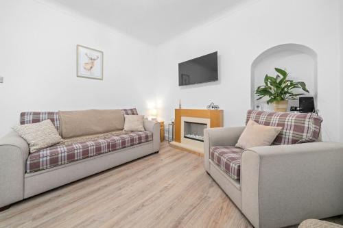 Couples or Golfers Near to Beach