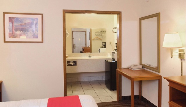 Couple’s Retreat: 3 Rooms with Free Parking & Nearby Attractions!