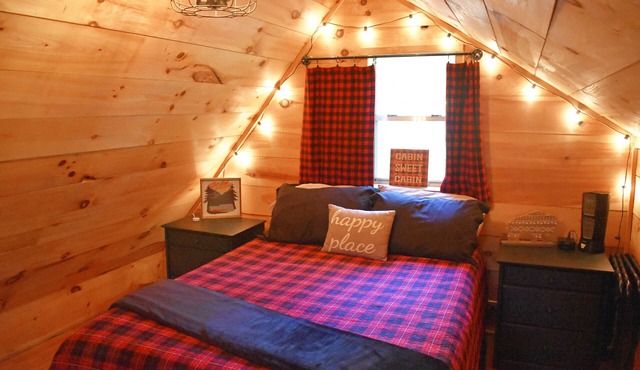Couples' Retreat at Buffalo Bender Cabin - Pet Friendly, 2 mi to Buffalo River