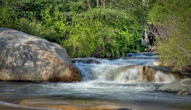 Couples Retreat at The Kaweah Gem Suite w/River Access - 5 Minutes to Sequoia!