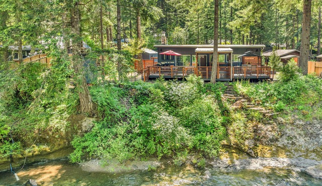 Couples Retreat! Every Season-Luxury, River Front, Hot tub and outdoor Shower