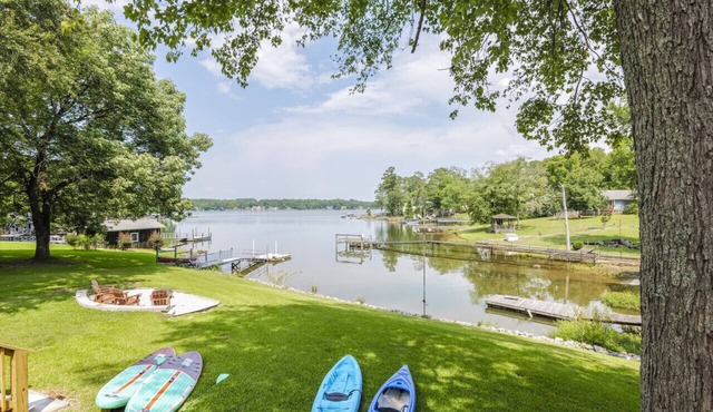 Couples Retreat - Hot Tub, Fire Pit, and Fireplace