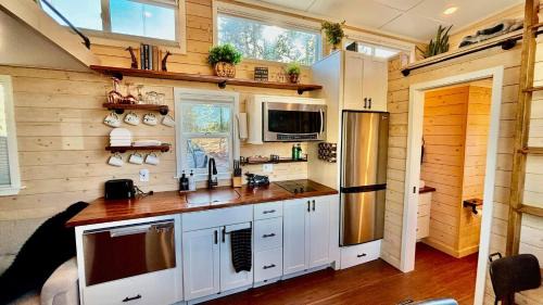 Couple’s retreat in Tiny Home w soaking tub/beach