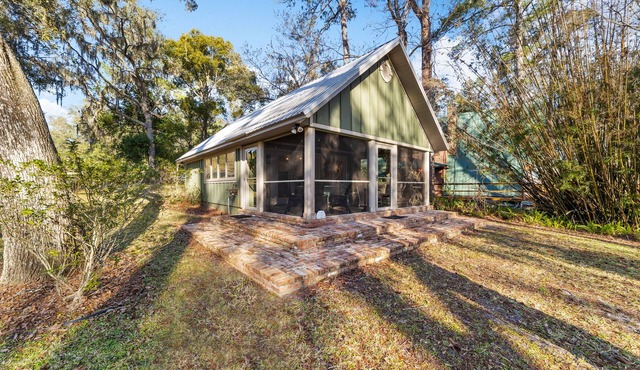 Couples Retreat! Luxury Cottage directly on the Rainbow River