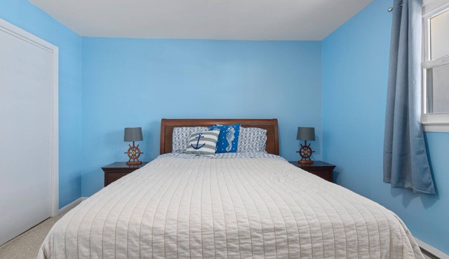 Couples retreat + Pets OK! Center of Town: Unit #2