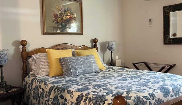 Couples retreat~two minute walk to historic downtown Square~Centrally located.