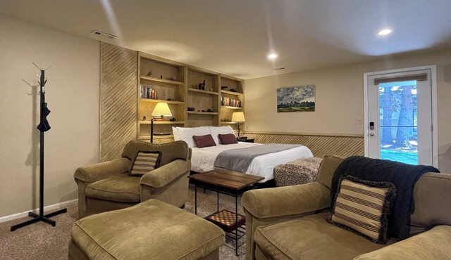Couples Retreat with Hot Tub, Sauna & Steam Room