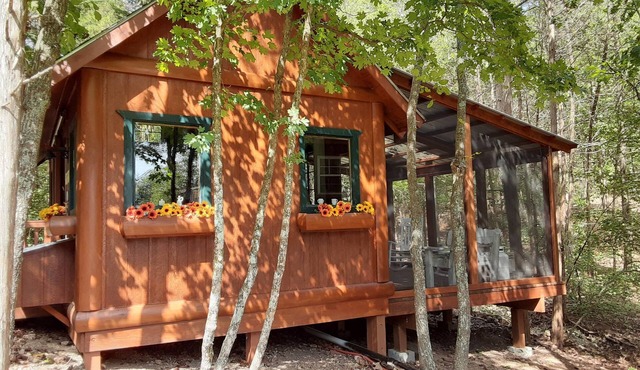 Couples Retreat with Charm and Hobby Farm/Hot Tub