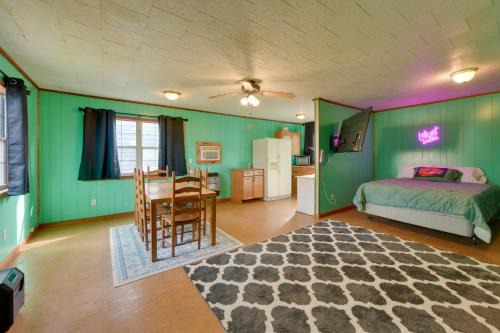 Couples Retreat with Dock Access on Lake Eufaula!