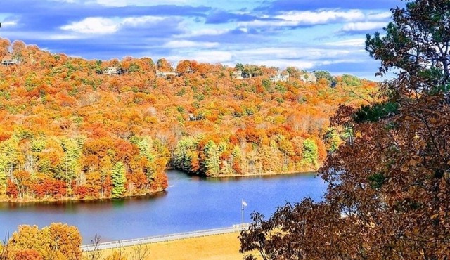 Couples Retreat with Hot Tub, Lake & Mountain Views in Big Canoe Luxury Resort