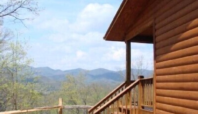 Couples Retreat with Incredible Mountain Views!