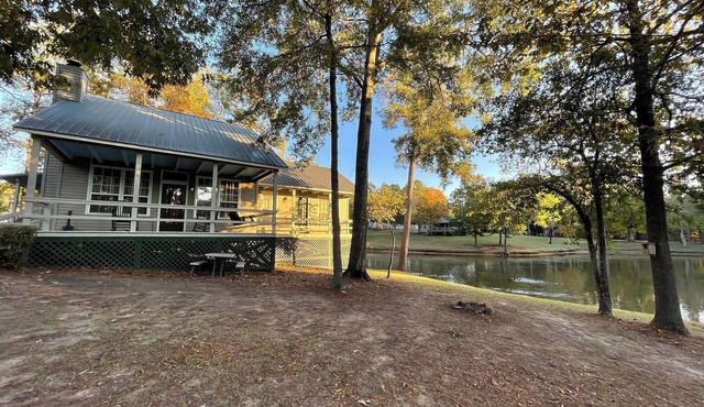 Couples Retreat with King Canopy Bed, Jacuzzi for Two, Fireplace & Pond-View Porch