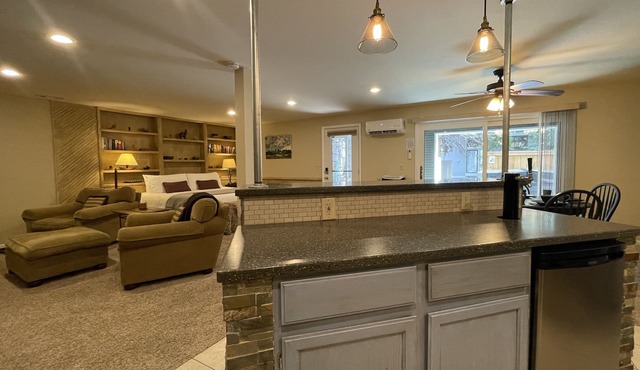 Couples Retreat With Hot Tub, Sauna and Steam Room
