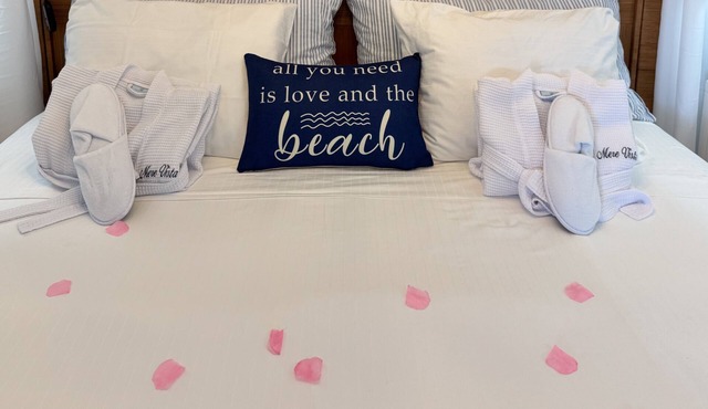 COUPLES ROMANTIC GETAWAY, OCEANFRONT, HIGH-END DECOR, ADJUST. KING, FREE PARKING