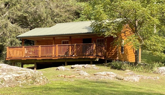 Couple’s Romantic Mountain River Cabin w/Rustic Q Bed that’s Knotty & Nice.