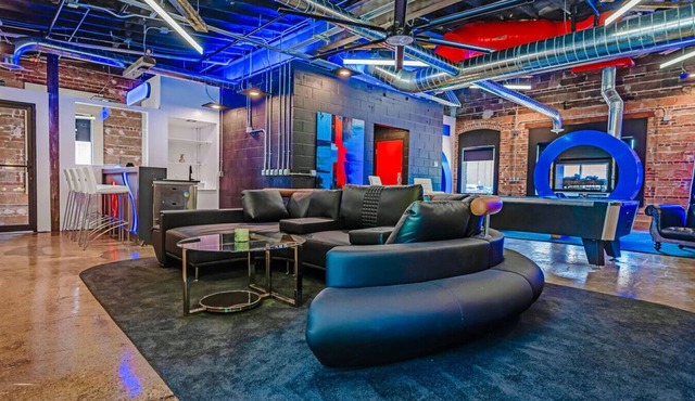 Couples Sanctuary | Cozy Lounge | Fire Pit | Art