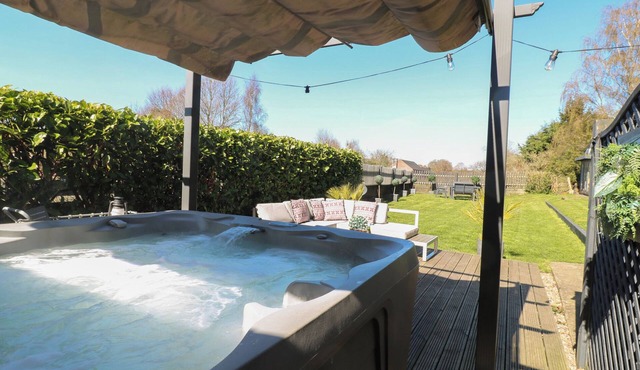 COUPLING COTTAGE, pet friendly, with hot tub in Belper
