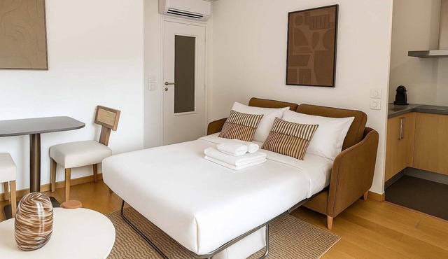 Courbevoie Studio terrasse situe pres de Paris