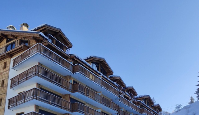 COURCHEVEL 1650, stand. apartment sleeps 8, 100 m gondola, covered parking.