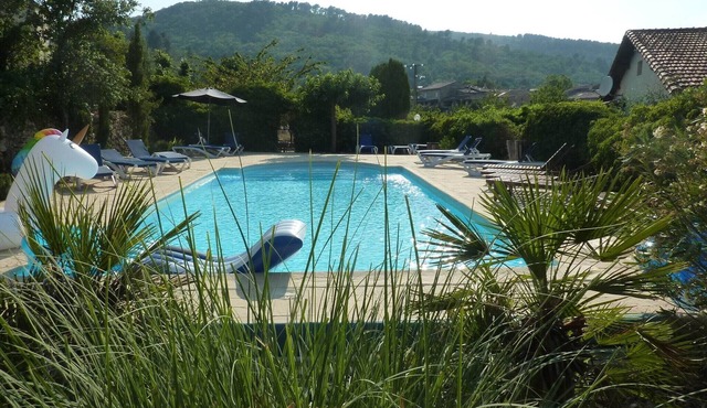 Courry Gem: Pool & Charm