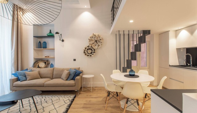 COURS SALEYA – Renovated 3 Bedrooms 1 min to Beach Air Conditioning