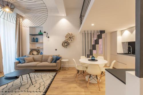 COURS SALEYA Renovated 3 Bedrooms 1 min to Beach Air Conditioning