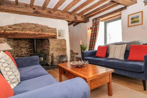 Court Cottage - cosy traditional cottage near lovely beaches