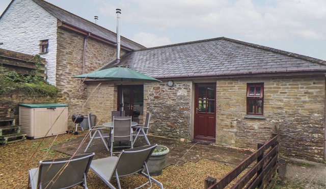 COURT COTTAGE, pet friendly, with open fire in Pelynt