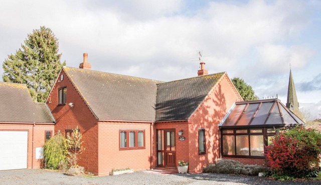 COURT FARM, family friendly, with open fire in Cleobury Mortimer