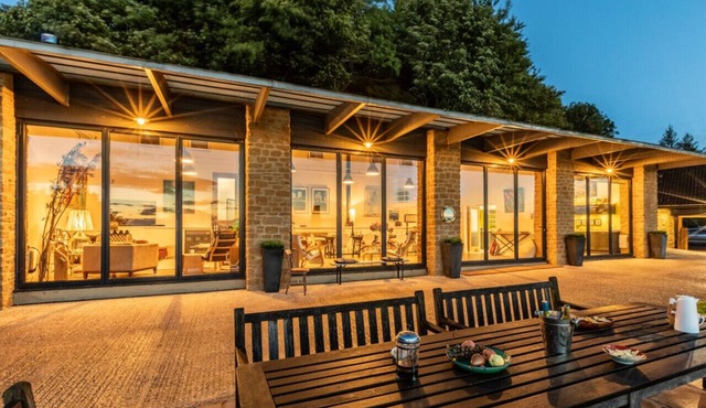 Court Farm Gallery - Six Bedroom House, Sleeps 12