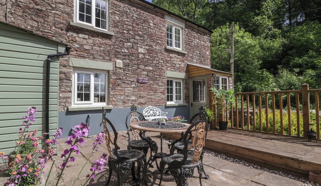 COURT HOUSE COTTAGE, pet friendly, with open fire in Blakeney