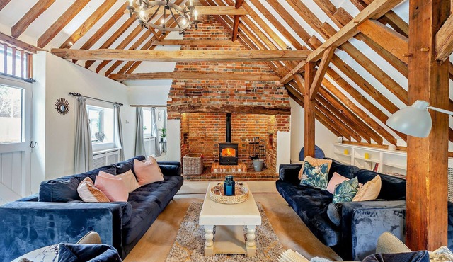 Court Lodge is a substantial and picturesque twin roundel oast house set in pretty gardens within th