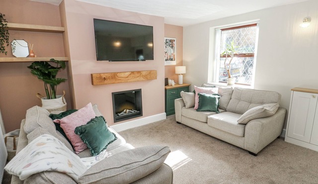 COURT STREET COTTAGE, family friendly, with a garden in Uppermill