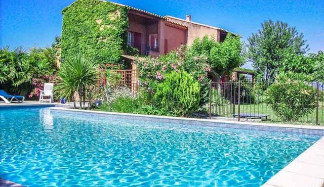 Courthézon near Avignon, holiday villa, swimming pool, beautiful park