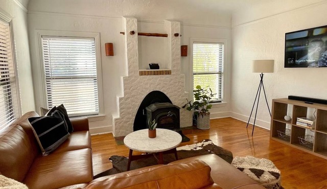Courthouse Corner - Beautiful adobe, pet friendly