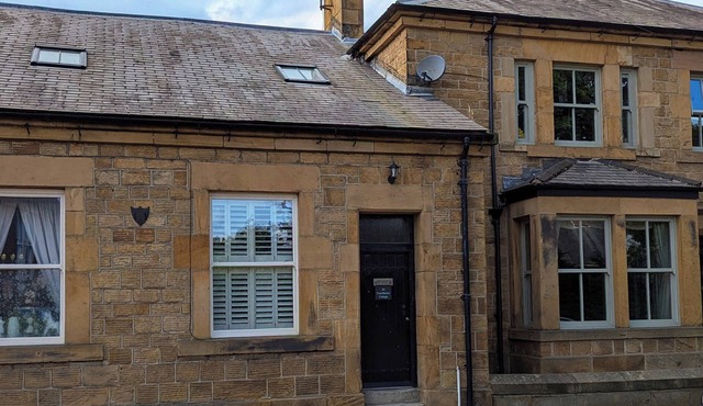 COURTHOUSE COTTAGE, pet friendly in Eckington, Derbyshire