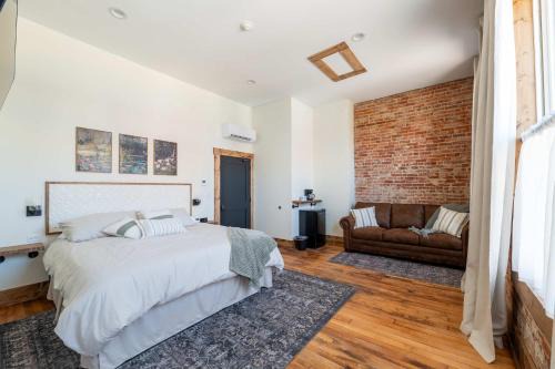 Courthouse Suite - Room 1