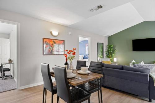Courts & Pool - Sleeps 12 - Family Oasis