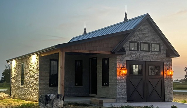 Courtside Cottage next to Pickleball Warehouse. Unique place to stay!