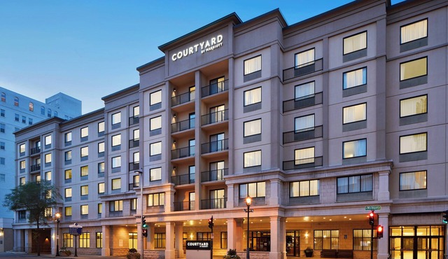 Courtyard by Marriott Milwaukee Downtown