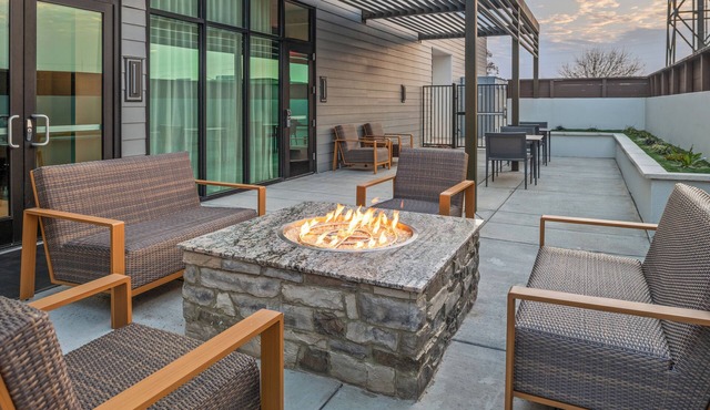 Courtyard By Marriott Woodland