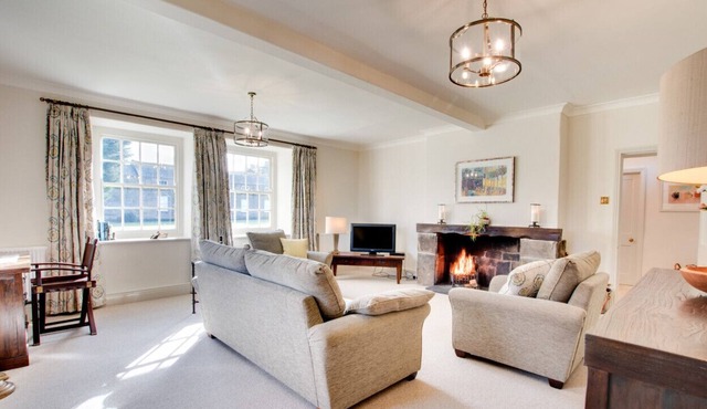 Courtyard Cottage - Two Bedroom House, Sleeps 4