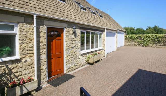 COURTYARD COTTAGE, family friendly, with a garden in Bibury