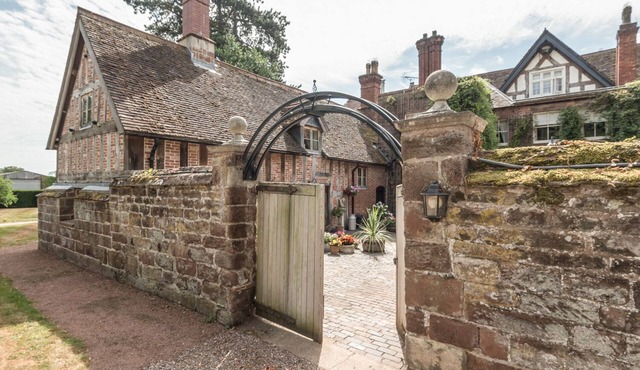 COURTYARD COTTAGE, family friendly, luxury holiday cottage in Meeson