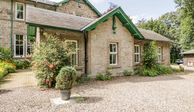 COURTYARD COTTAGE, family friendly, with a garden in Forfar