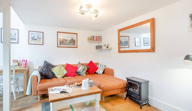 Courtyard Cottage - One Bedroom House, Sleeps 2