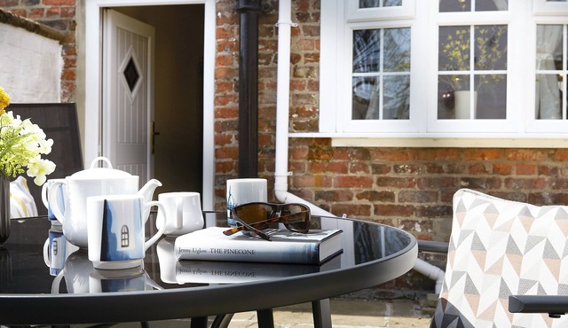 COURTYARD COTTAGE, pet friendly, with open fire in Hunmanby