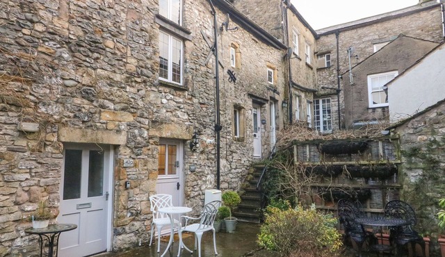 COURTYARD COTTAGE, pet friendly in Kirkby Lonsdale