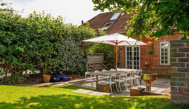 Courtyard Cottage, Pulborough - sleeps 5 guests in 3 bedrooms